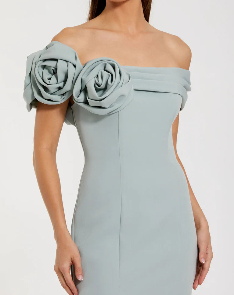 Robe Weitese en satin bleu pâle glamour, épaules dénudées, coupe sirène, accent floral, longueur au sol